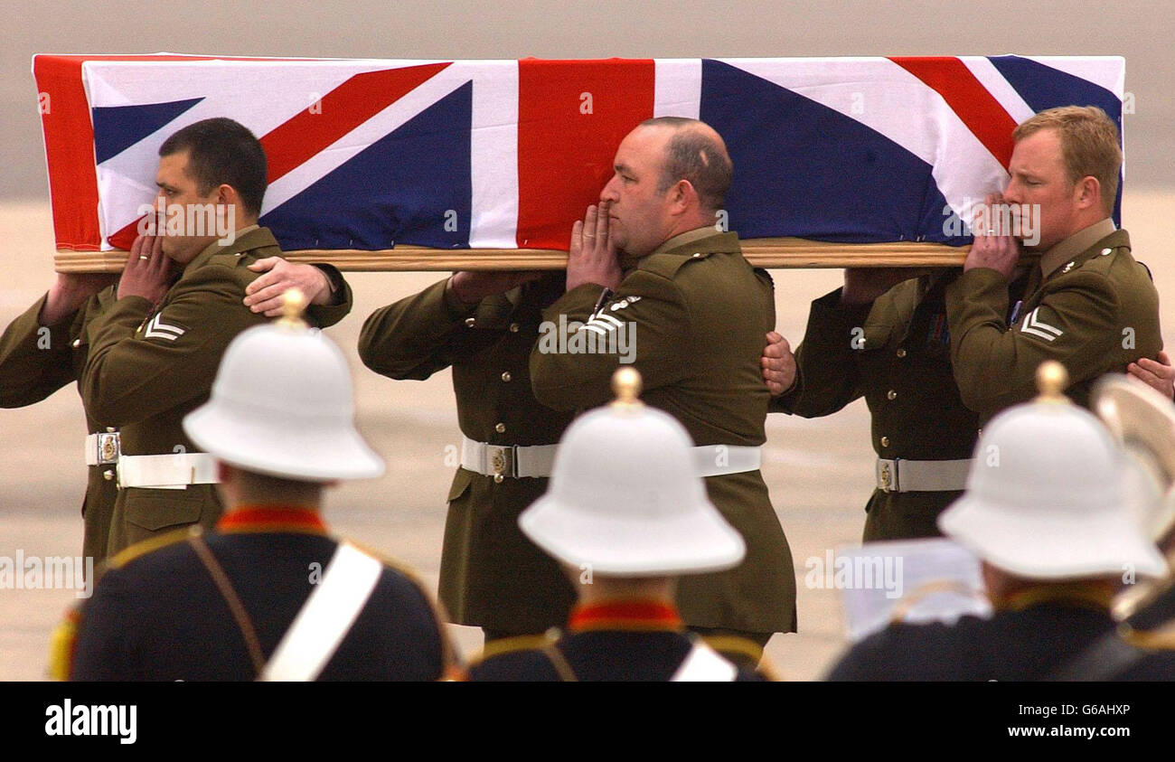 Le cercueil de Luke Allsopp, 24 ans, est transporté d'un avion de la RAF à la RAF Brize Norton, près d'Oxford, par des membres du Régiment 33 de l'ingénieur des Royal Engineers. * les restes de Sapper Luke Allsopp et du Sgt d'état-major Cullingworth ont été trouvés dans une tombe peu profonde près d'Al Zubayr, à l'extérieur de Bassora dans le sud de l'Irak. On craint que leur Land Rover n'ait été pris dans une embuscade et que les hommes aient tiré de sang froid après avoir disparu le 23 mars. Banque D'Images
