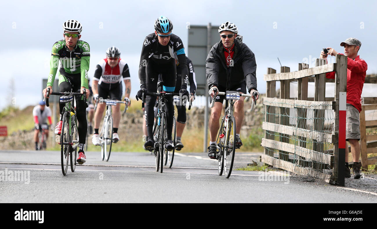 Sir Bradley Wiggins (au centre) pendant le parcours avec Brad Sportive dans le Lancashire. Banque D'Images