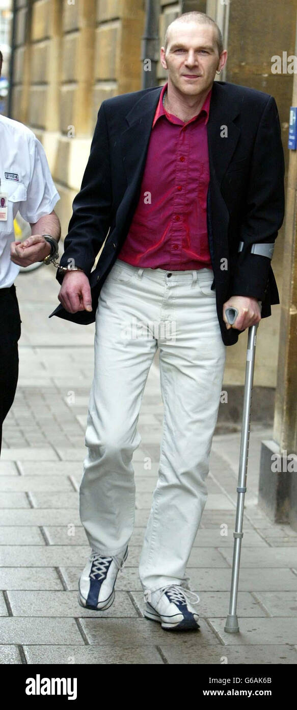 Le con-man Brian Simpson a quitté la cour de la Couronne de Cambridge, où Simpson a été reconnu coupable par le jury sur quatre chefs d'accusation de fraude et de vol à la suite d'un procès le mois dernier. * M. Simpson 42, de Grantham, Lincolnshire a traqué sa fiancée sur 73,500 en prétendant qu'il était un auteur-compositeur pour des groupes de garçons bien connus Westlife et Boyzone mais était vraiment un picker de sprout de Bruxelles. Banque D'Images