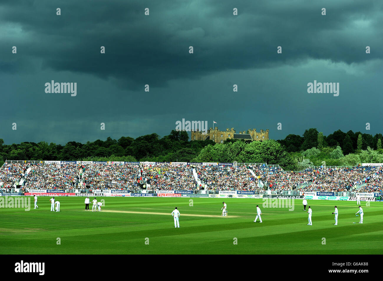 Tempête nuages au-dessus du château de Lumley pendant le quatrième jour du quatrième match d'essai des cendres d'Investec à l'Emirates Durham ICG, Durham. Banque D'Images