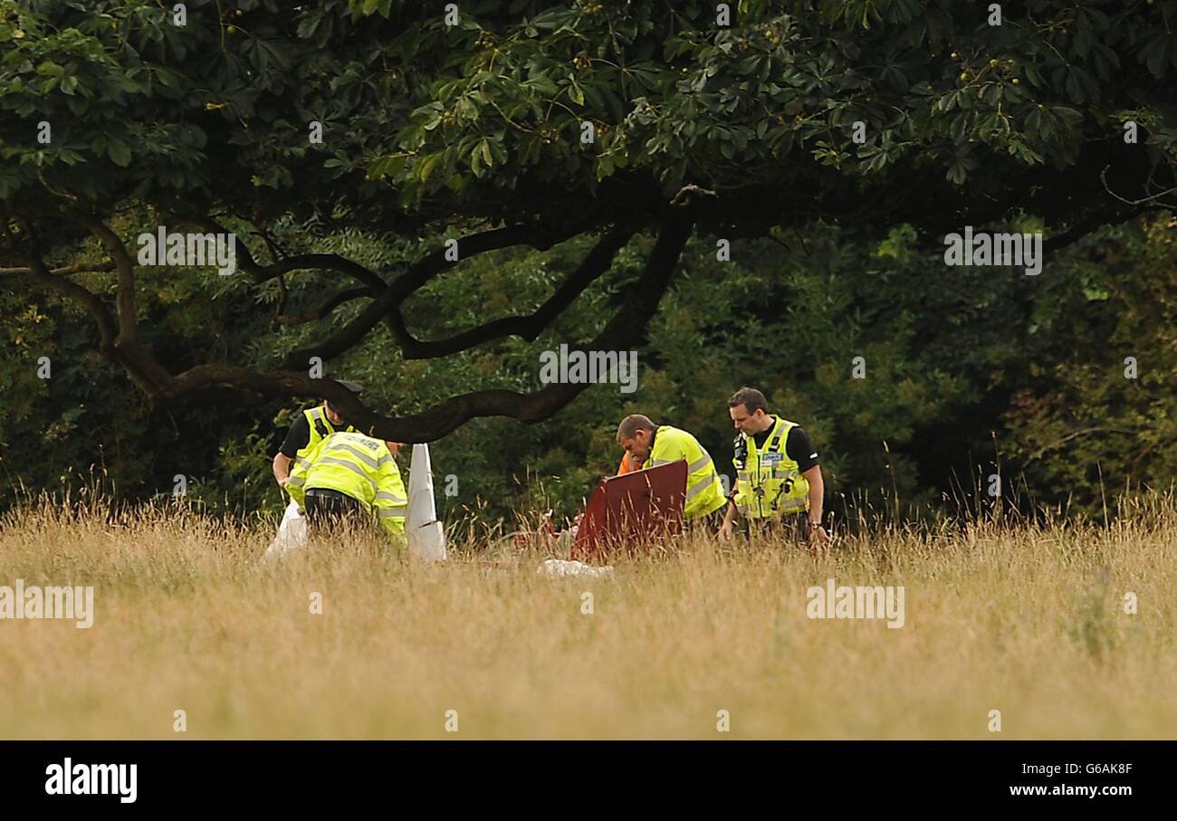 Services de sauvetage sur les lieux d'un accident d'avion léger où un garçon de 11 ans a été grièvement blessé. La police de Northamptonshire a déclaré que le jeune était un passager dans l'avion qui est descendu près de Canons Ashby House, près de Northampton, à 11h45. Il a été transporté par avion à l'hôpital pour enfants de Birmingham pendant que le pilote est traité sur place. Banque D'Images