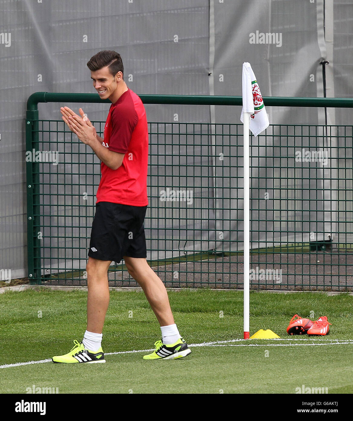 Gareth Bale lors d'une séance d'entraînement à Dragon Park, Newport. Banque D'Images