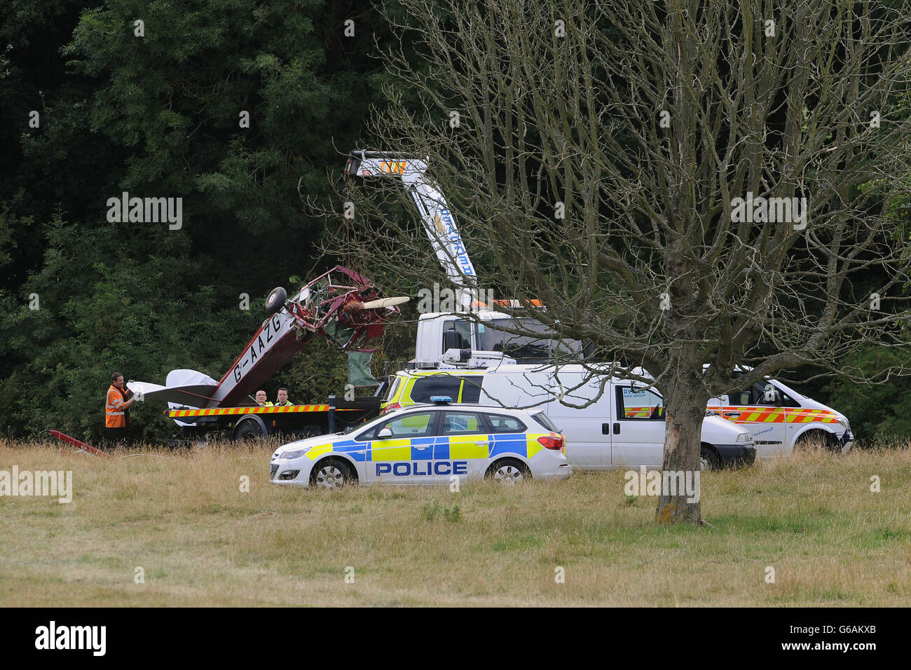 Services de sauvetage sur les lieux d'un accident d'avion léger où un garçon de 11 ans a été grièvement blessé. La police de Northamptonshire a déclaré que le jeune était un passager dans l'avion qui est descendu près de Canons Ashby House, près de Northampton, à 11h45. Il a été transporté par avion à l'hôpital pour enfants de Birmingham pendant que le pilote est traité sur place. Banque D'Images