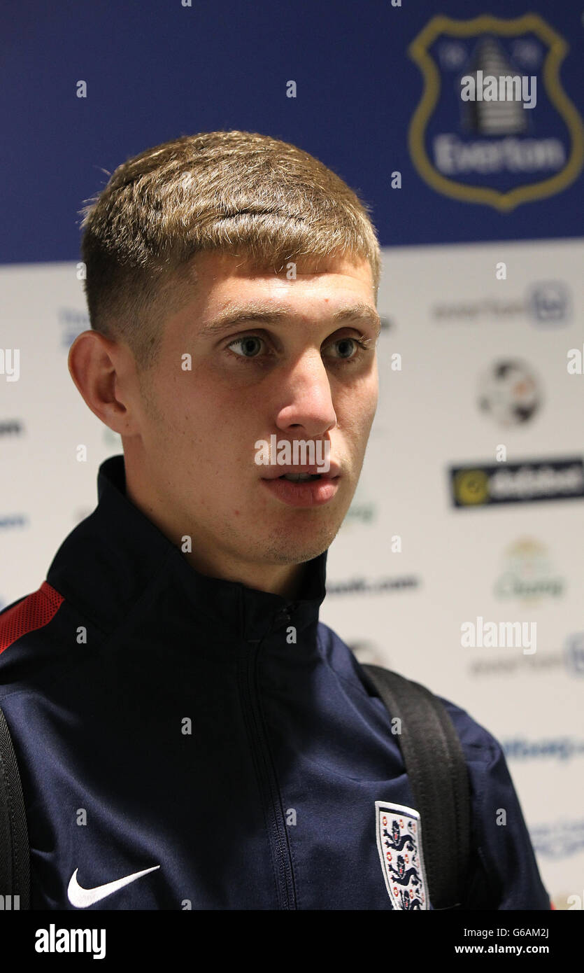 Football - pré-saison amical - Everton v Real Betis - Goodison Park.John Stones d'Everton est interviewé par le Chinese football Dream Project Crew Banque D'Images