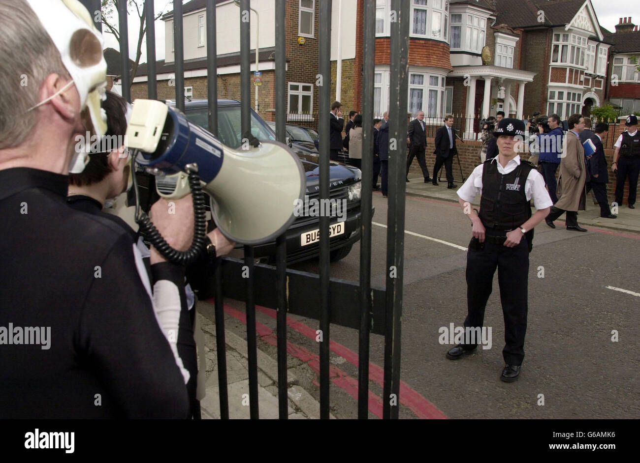 Les militants des droits de l'homme manifestent contre l'ouverture de la toute première ambassade de Corée du Nord au Royaume-Uni, qui a été officiellement ouverte à Ealing, dans l'ouest de Londres. * plus de deux douzaines de manifestants, vêtus de tenues de squelette et de masques faciaux, se sont campés en dehors de la nouvelle base britannique de l'État communiste pour faire campagne contre ce qu'ils prétendent être des violations des droits de l'homme en Corée du Nord. Banque D'Images