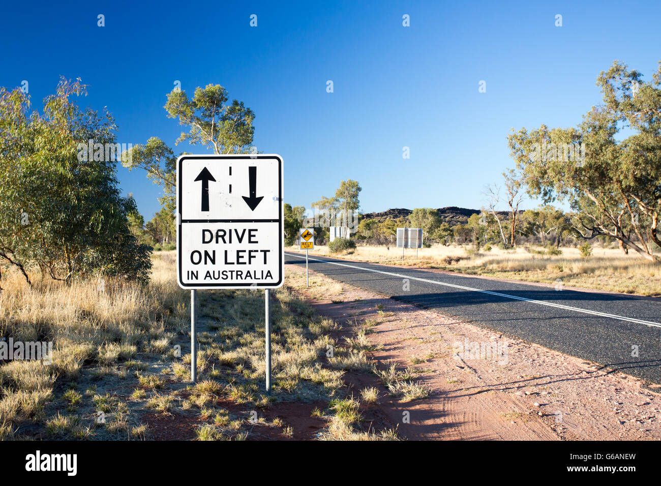 Un panneau routier avertissement touristiques sur Larapinta Drive dans le Territoire du Nord, Australie Banque D'Images