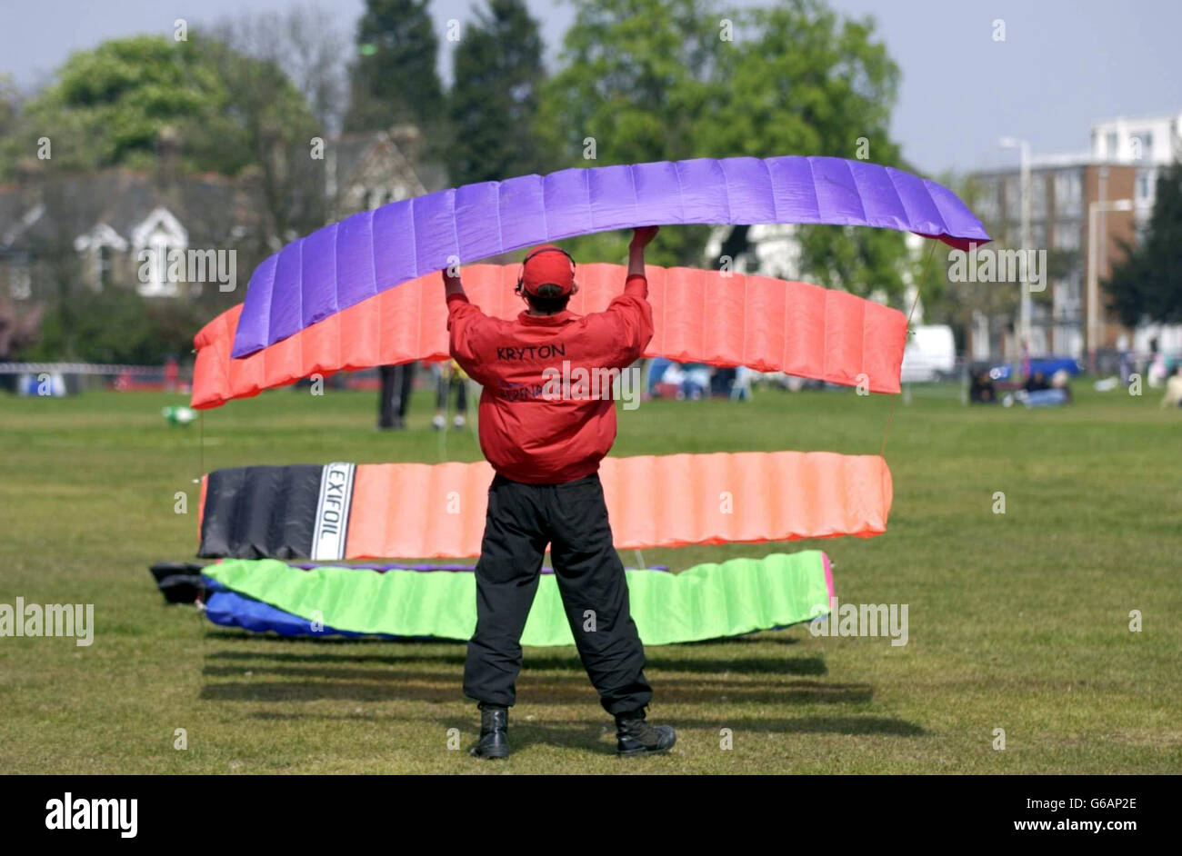 'Team Adrenalize' , de Cambridgeshire se préparant au décollage en utilisant un cerf-volant 'Flexi Foil Super 10', au 6 ème jour de cerf-volant commun de Streatham, Streatham Common. Banque D'Images