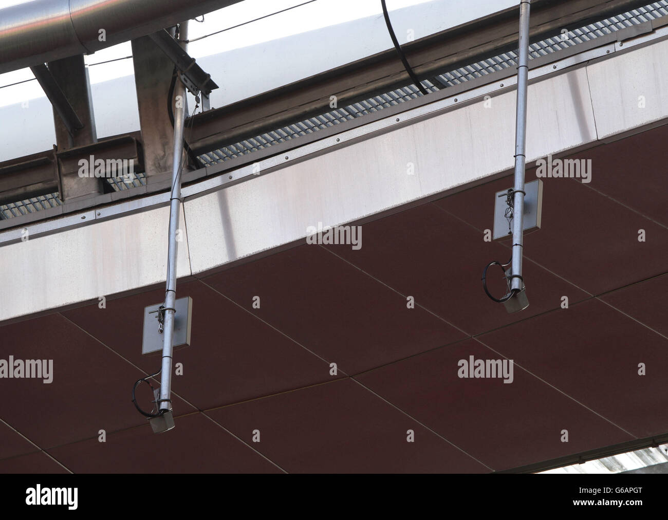 Une vue des capteurs sur le toit du stade qui font partie de la technologie Hawkeye Goal Line au stade Emirates, Londres. Banque D'Images