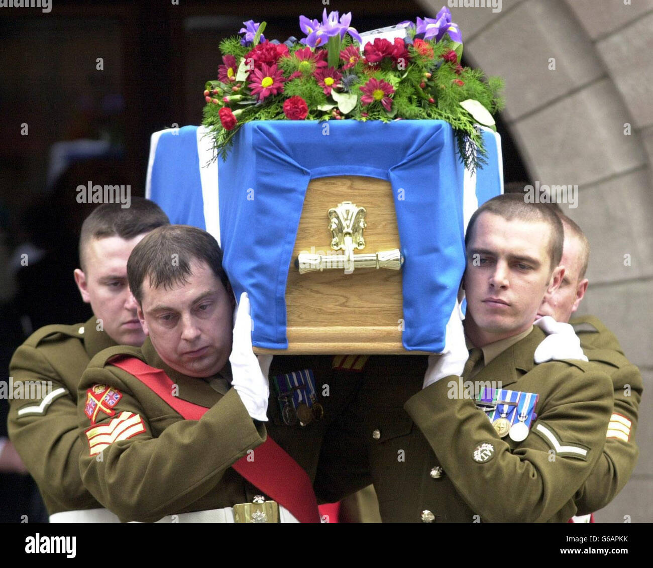 Les soldats de la Black Watch portent le cercueil du caporal Barry 'Baz' Stephen à l'extérieur de l'église St John's, à Perth. Des soldats se sont joints à la famille, aux amis et aux habitants de la ville pour rendre hommage au caporal Stephen, 31 ans, de Scone, dans le Perthshire, qui a été tué en action en Irak. * il a été le seul soldat écossais tué en action pendant le conflit et est mort sauver des collègues lors d'une attaque militaire près d'Al Zubayr dans le sud de l'Irak le 24 mars. Banque D'Images