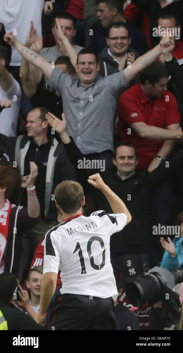 Niall McGinn d'Aberdeen célèbre son but lors du match écossais de Premiership à Fir Park, Motherwell. Banque D'Images