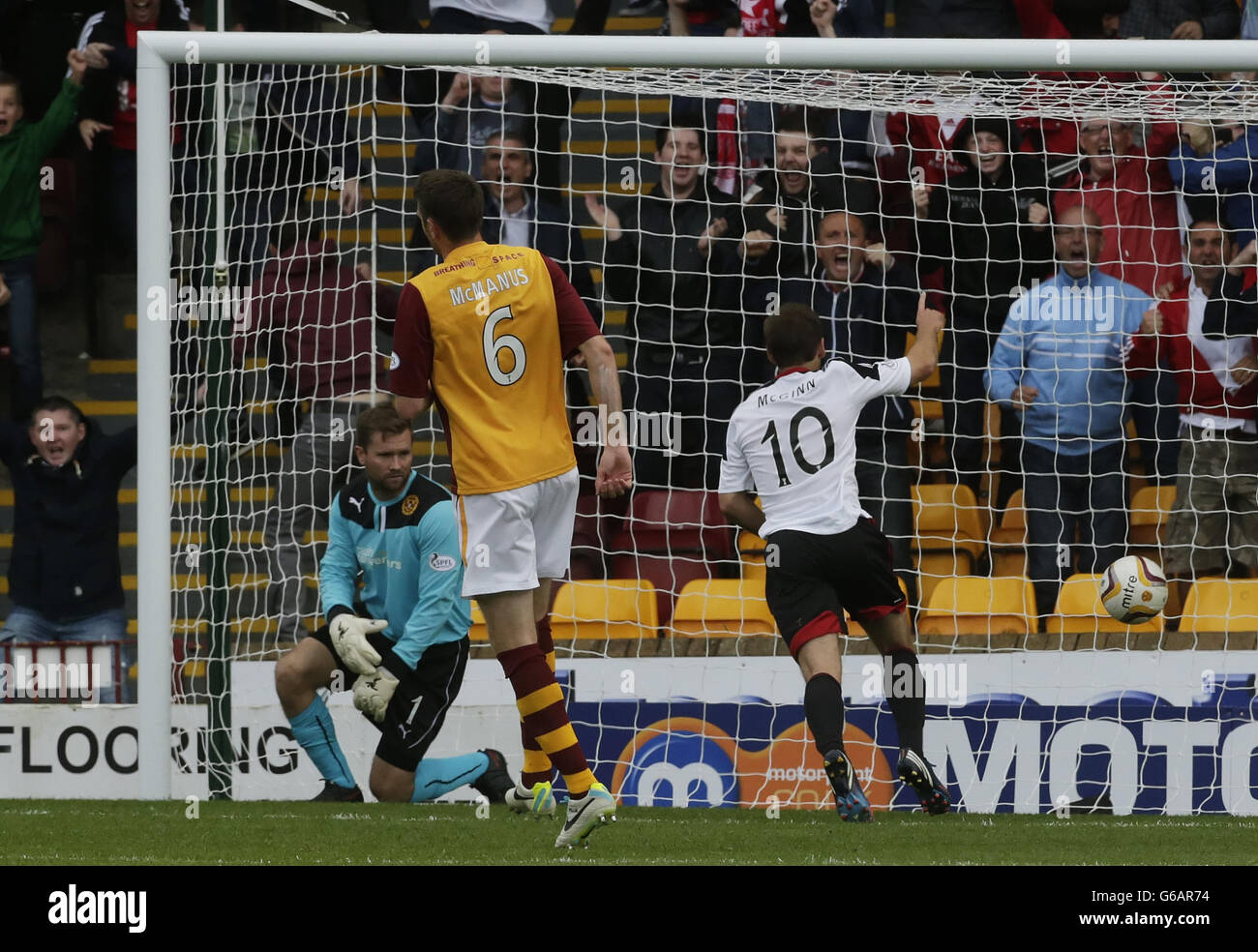 Niall McGinn d'Aberdeen marque un but lors du match écossais de Premiership à Fir Park, Motherwell. Banque D'Images