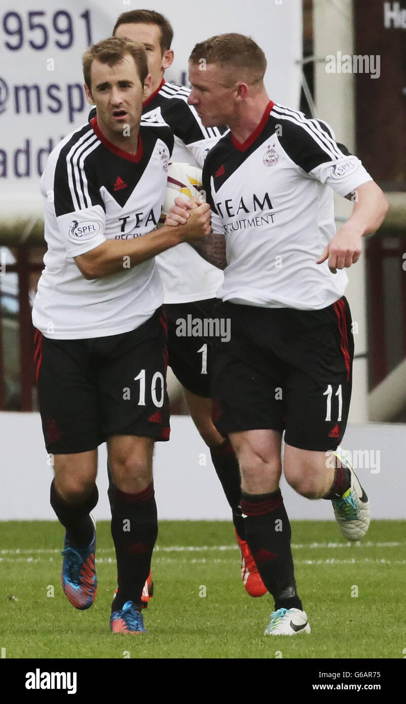 Niall McGinn d'Aberdeen (à gauche) célèbre son but avec son coéquipier Jonny Hayes lors du match écossais de Premiership à Fir Park, Motherwell. Banque D'Images