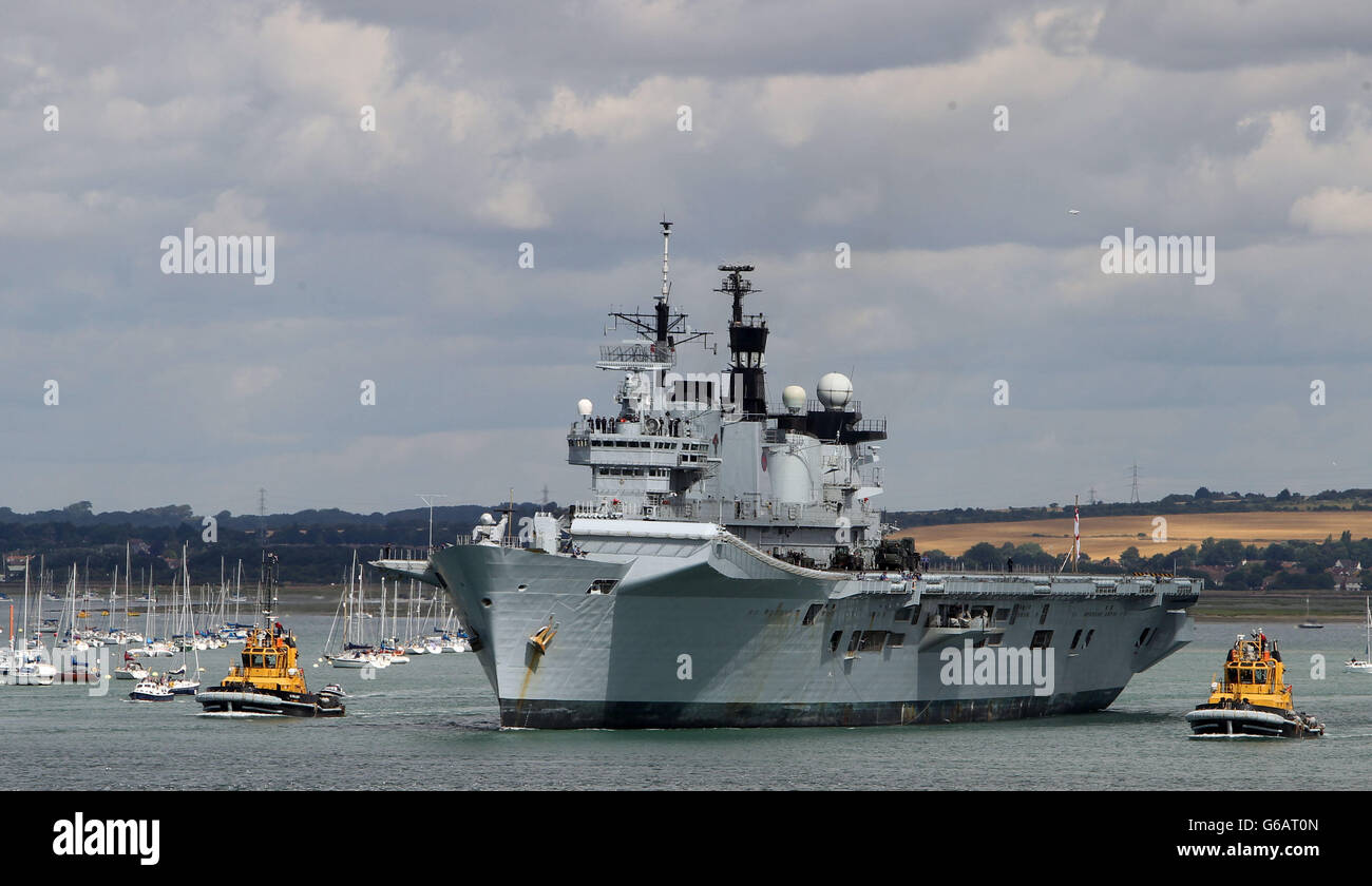 Le porte-hélicoptère HMS illustre quitte Portsmouth pour participer à un déploiement nommé Cougar '13 en Méditerranée et dans le golfe. Banque D'Images