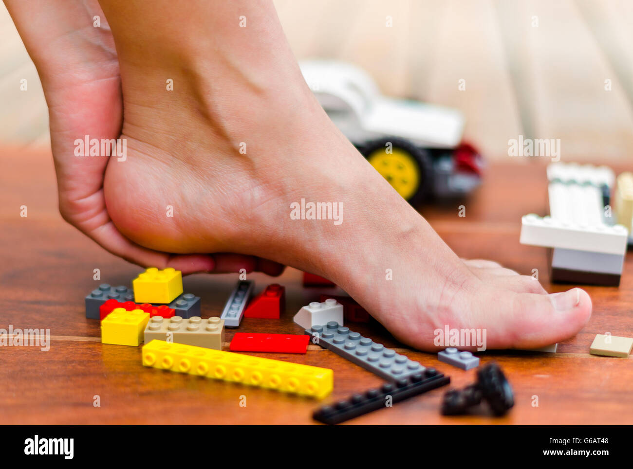 A part faire des massage sur un talon de pieds après l'étape sur des blocs de couleur Banque D'Images