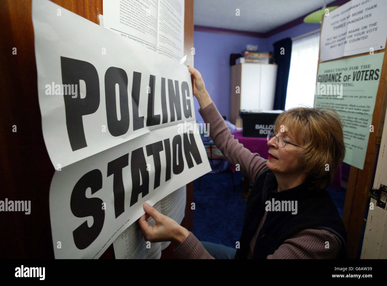 La greffière du scrutin Caroline Bishop prépare un poste de vote à Chettisham, Cambridgeshire, dans la chambre d'un bungalow familial. * Mme Carmelia Bond, 54 ans, a offert la chambre de son fils au conseil de district de Cambridgeshire est comme bureau de vote il y a près de 25 ans après la fermeture de la salle de village. Elle a déplacé son lit et le réservoir contenant sa souris d'animal Mary dans le salon prêt pour l'installation de la salle de vote, mais le téléviseur est resté dans la chambre à coucher comme certains électeurs aiment regarder en attendant leur tour. Plus de 30 millions d'électeurs choisissent leurs représentants au Parlement écossais, le Banque D'Images