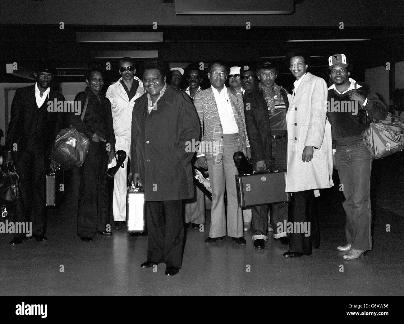 FATS Domino - aéroport de Heathrow - Londres.Le pianiste américain de jazz FATS Domino et son groupe après avoir pris l'avion pour l'aéroport de Londres Heathrow. Banque D'Images