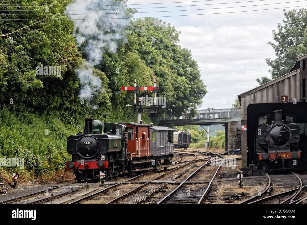 Great Western Railways la vapeur 5700 6435 0-6-0 avec chauffeur sur plaque résistante Banque D'Images