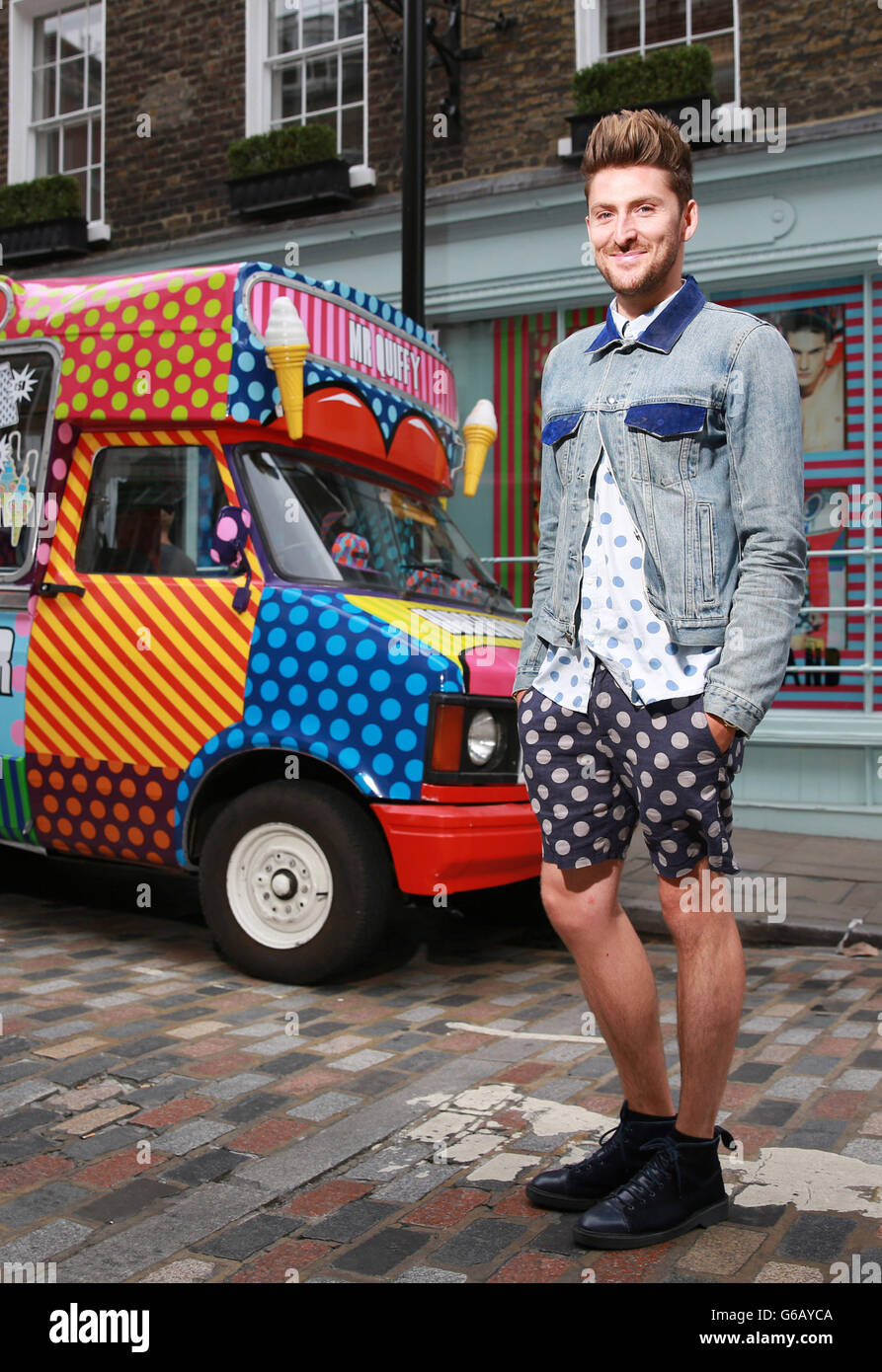 Le styliste Henry Holland arrive au Seven Dials de Londres à bord de M. Quiffy, son magasin mobile dans une fourgonnette de glace transformée. Banque D'Images