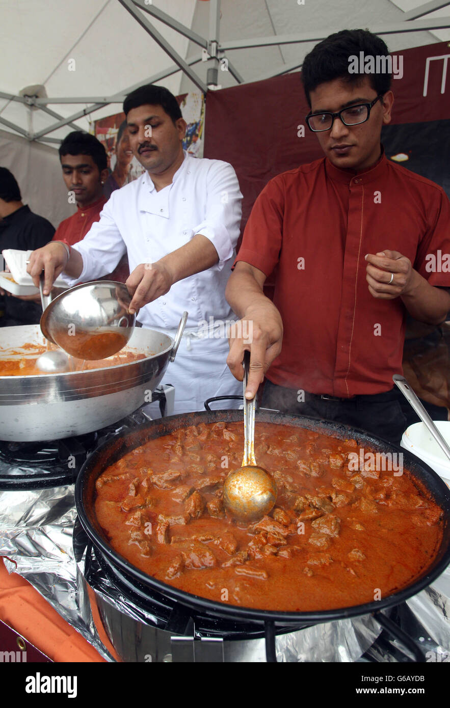 Des stands de nourriture à Trafalgar Square à Londres pour célébrer Eid-ul-Fitr, c'est-à-dire Fête de la rupture de la jeûne et signale la fin du Ramadan, le mois Saint du jeûne. Banque D'Images