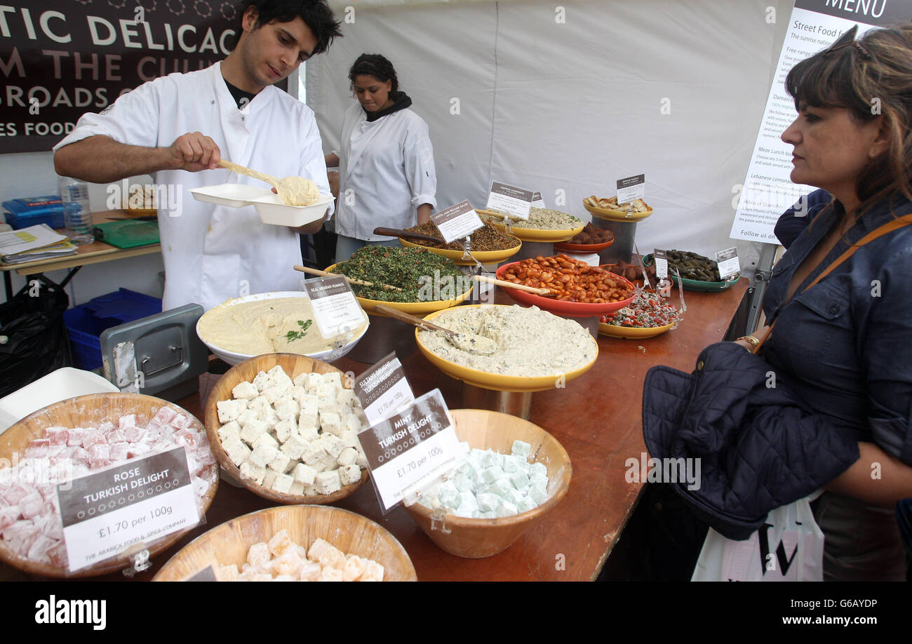 Des stands de nourriture à Trafalgar Square à Londres pour célébrer Eid-ul-Fitr, c'est-à-dire Fête de la rupture de la jeûne et signale la fin du Ramadan, le mois Saint du jeûne. Banque D'Images