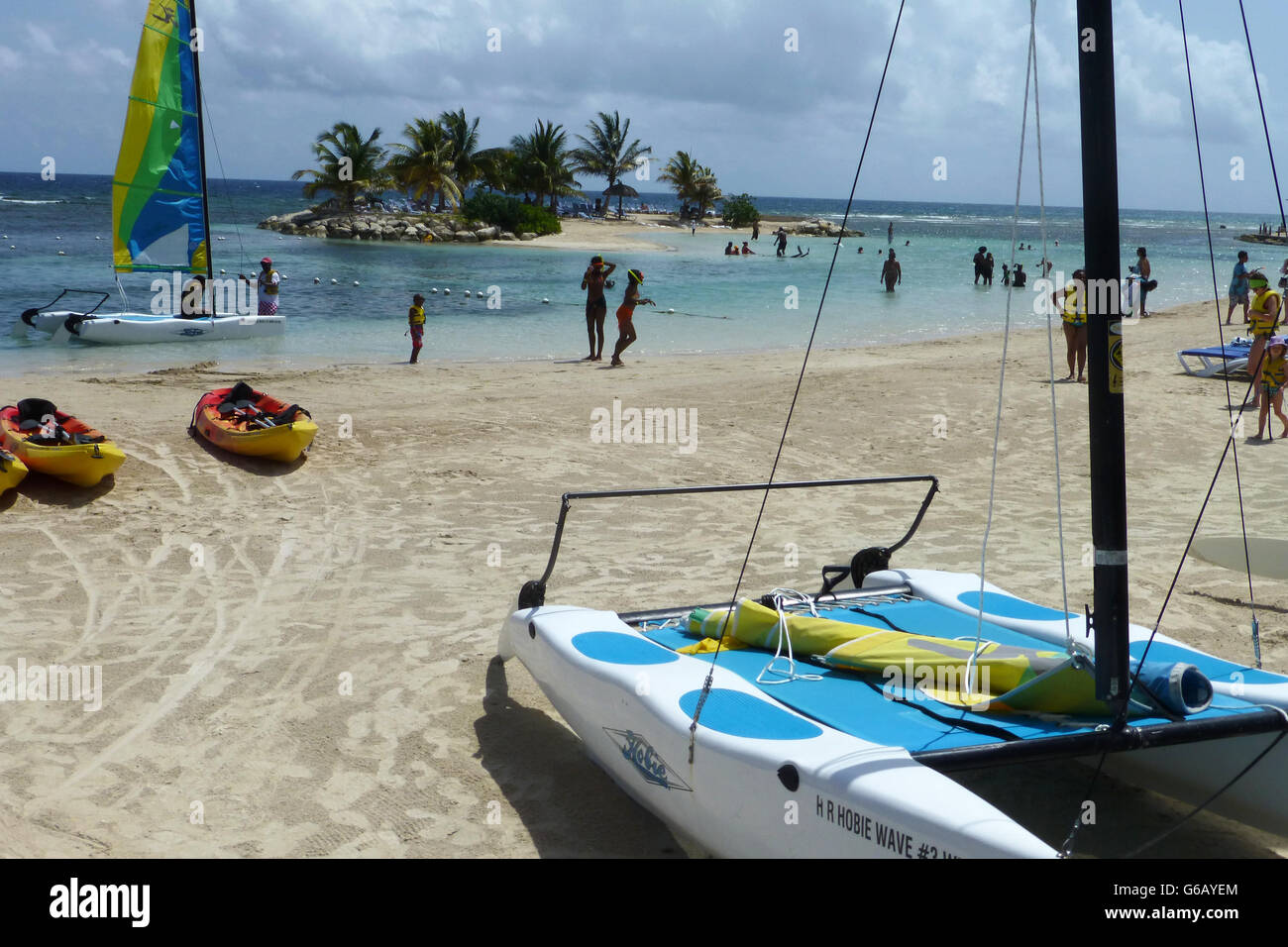 Coup de plage avec du sable doré et bleu de la mer...le ciel bleu et le jour ensoleillé chaud...petite île à pied à l'arrière-plan Banque D'Images