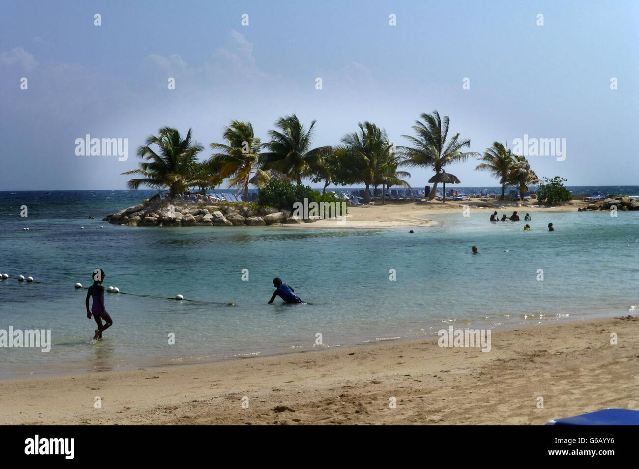 Coup de plage avec du sable doré et bleu de la mer...le ciel bleu et le jour ensoleillé chaud...petite île à pied à l'arrière-plan Banque D'Images