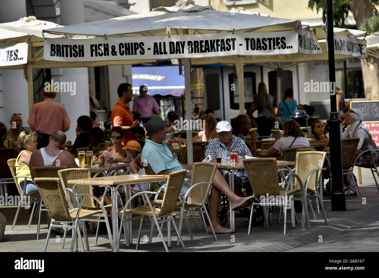 Les cafés annoncent des plats de poisson et de frites britanniques, des petits déjeuners et des toasties toute la journée, Gibraltar. Banque D'Images