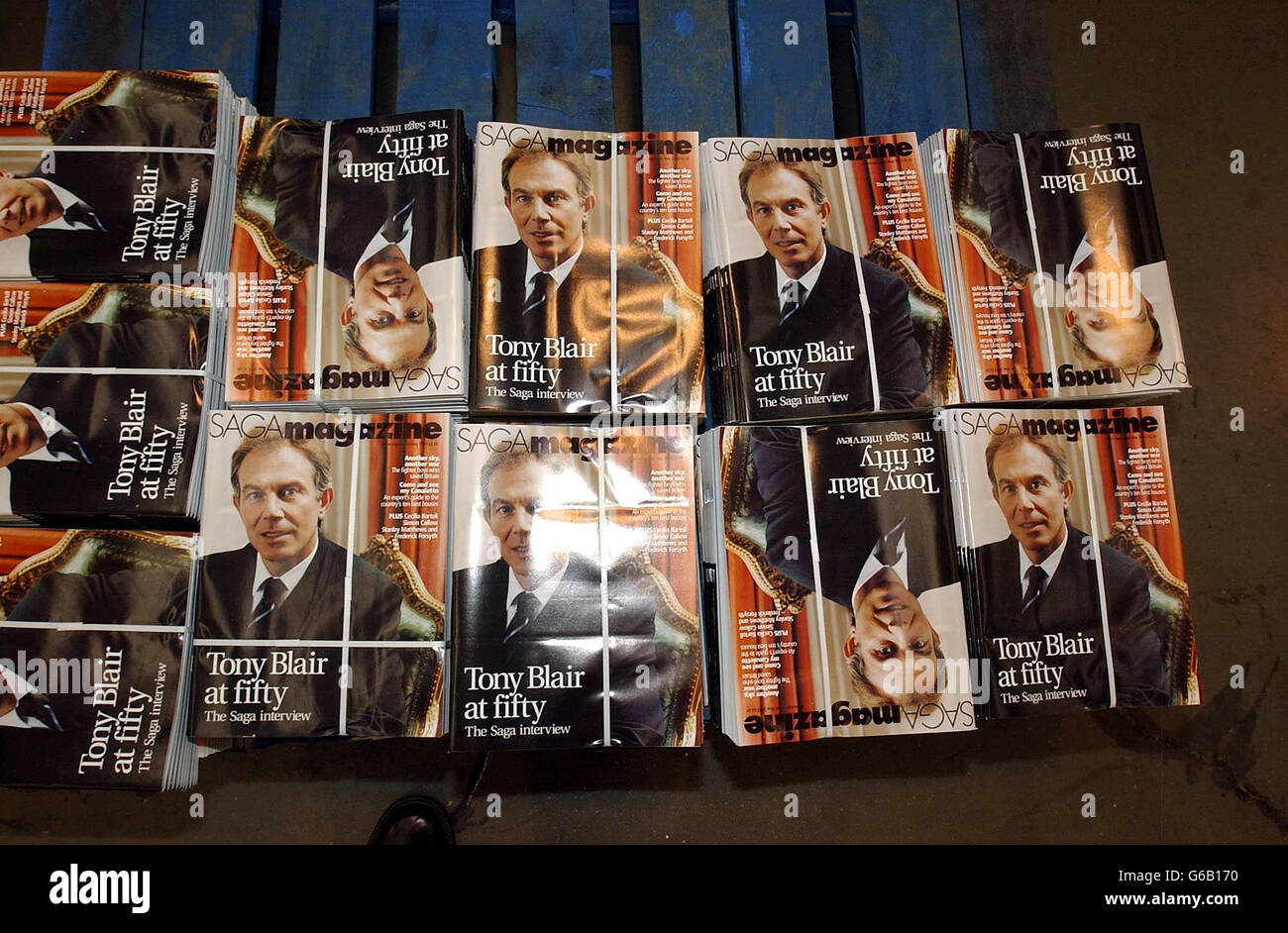 Copies du magazine Saga, pour les personnes de plus de 50 ans, présentant le visage du premier ministre Tony Blair, qui a été présenté au premier ministre lors de sa visite au centre Metro Mail de Peterlee, dans le comté de Durham. Banque D'Images