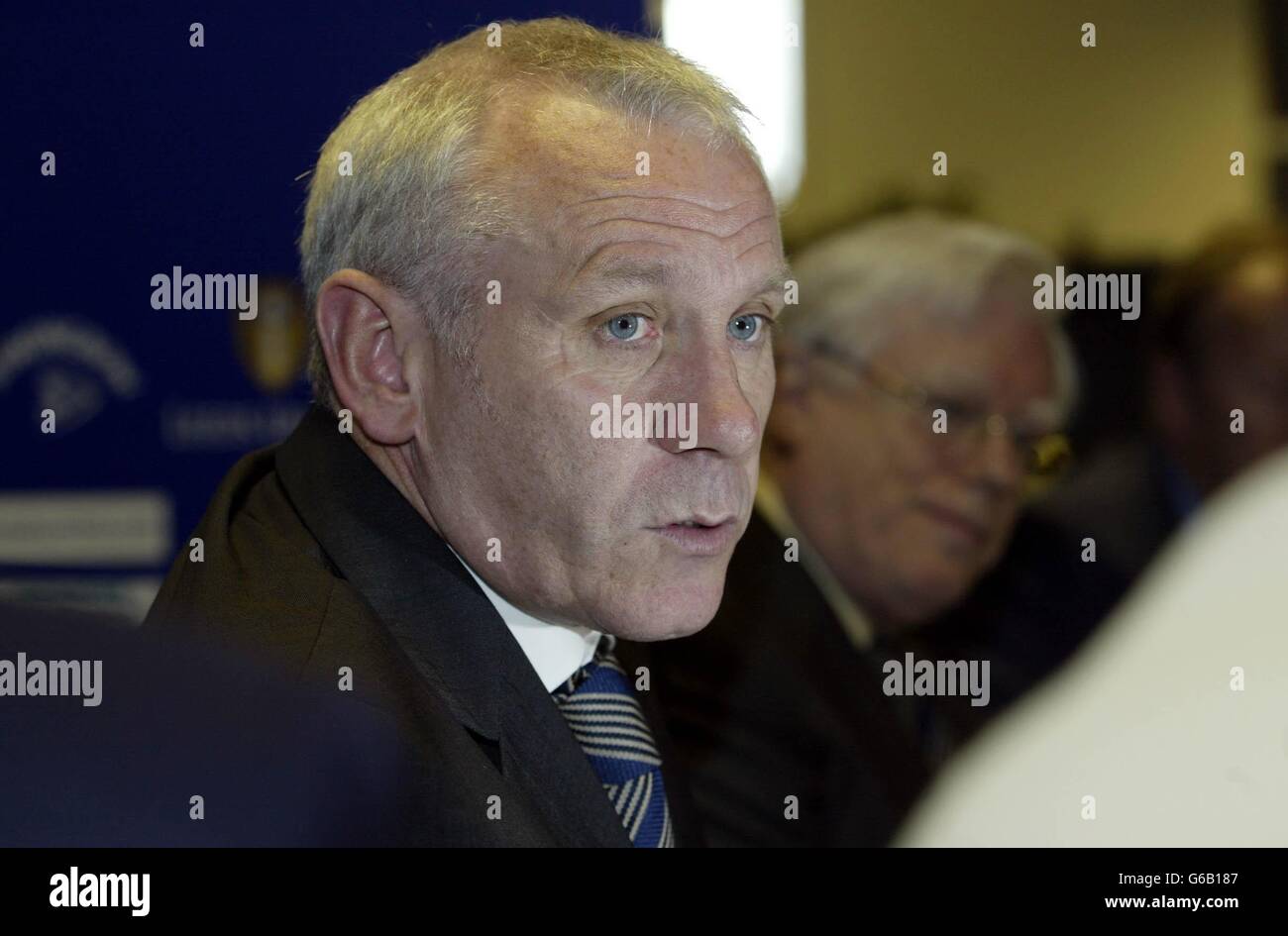 Peter Reid (à gauche), directeur de la conciergerie de Leeds United, est dévoilé comme nouveau directeur à temps plein lors d'une conférence de presse à Elland Road, Leeds. Reid a été confirmé comme troisième directeur de Leeds United en un an. * la récompense de Reid pour avoir mené Leeds à la sécurité de Premiership dans le rôle de gestionnaire intérimaire est de devenir le successeur permanent de Terry Venable à Elland Road. L'arrivée de Reid comme gardien avec huit matchs restants a été accueillie avec scepticisme par certains fans de Leeds. Mais Leeds a pris 10 points de leurs sept jeux sous Reid et les fans et les joueurs semblent avoir réchauffé à lui. 08/09/04: Banque D'Images