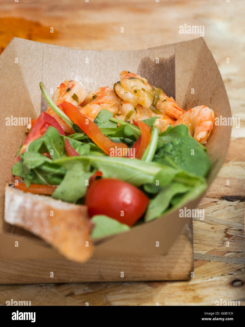 Street food crevettes servi avec des légumes en plein air libre de la plaque de carton Banque D'Images