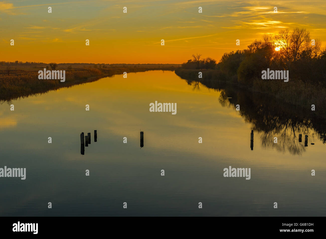 Paysage avec coucher de soleil sur petite rivière ukrainien Orel Banque D'Images