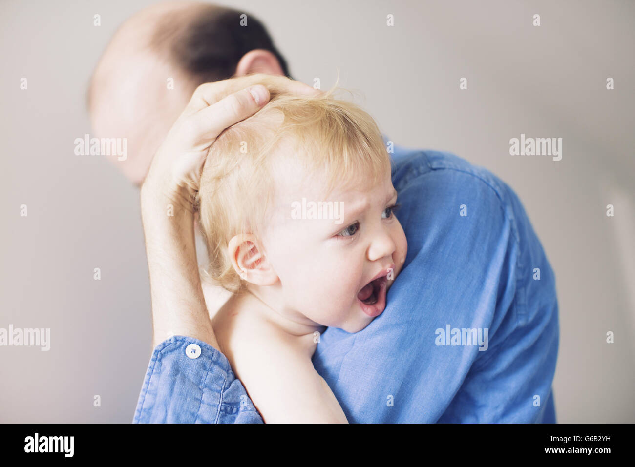 Père rassurant bébé qui pleure Banque D'Images