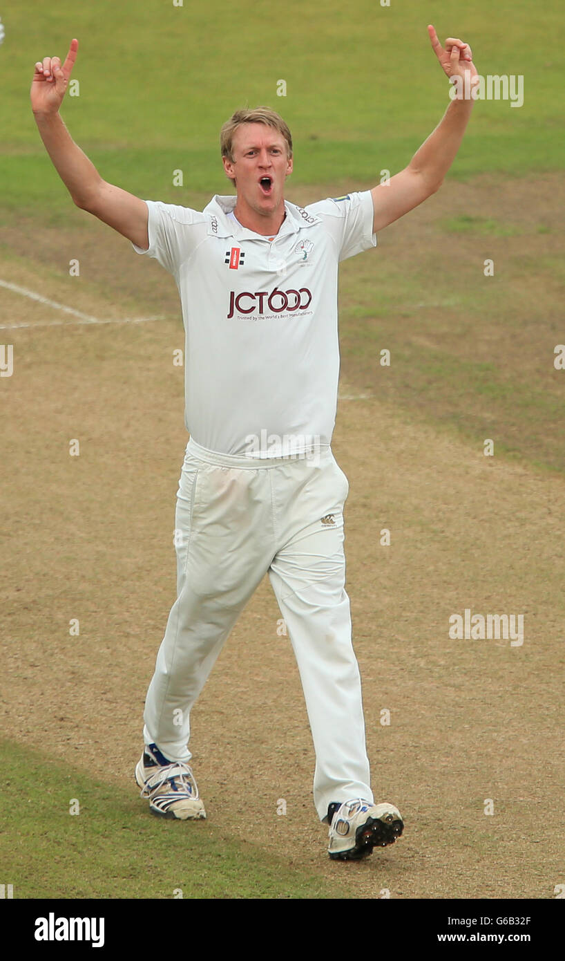 Cricket - LV=Championnat du comté - Division 1 - Notinghamshire v Yorkshire - Trent Bridge.Steve Patterson, du Yorkshire, célèbre la prise du cricket de Chris Read, du Nottinghamshire Banque D'Images