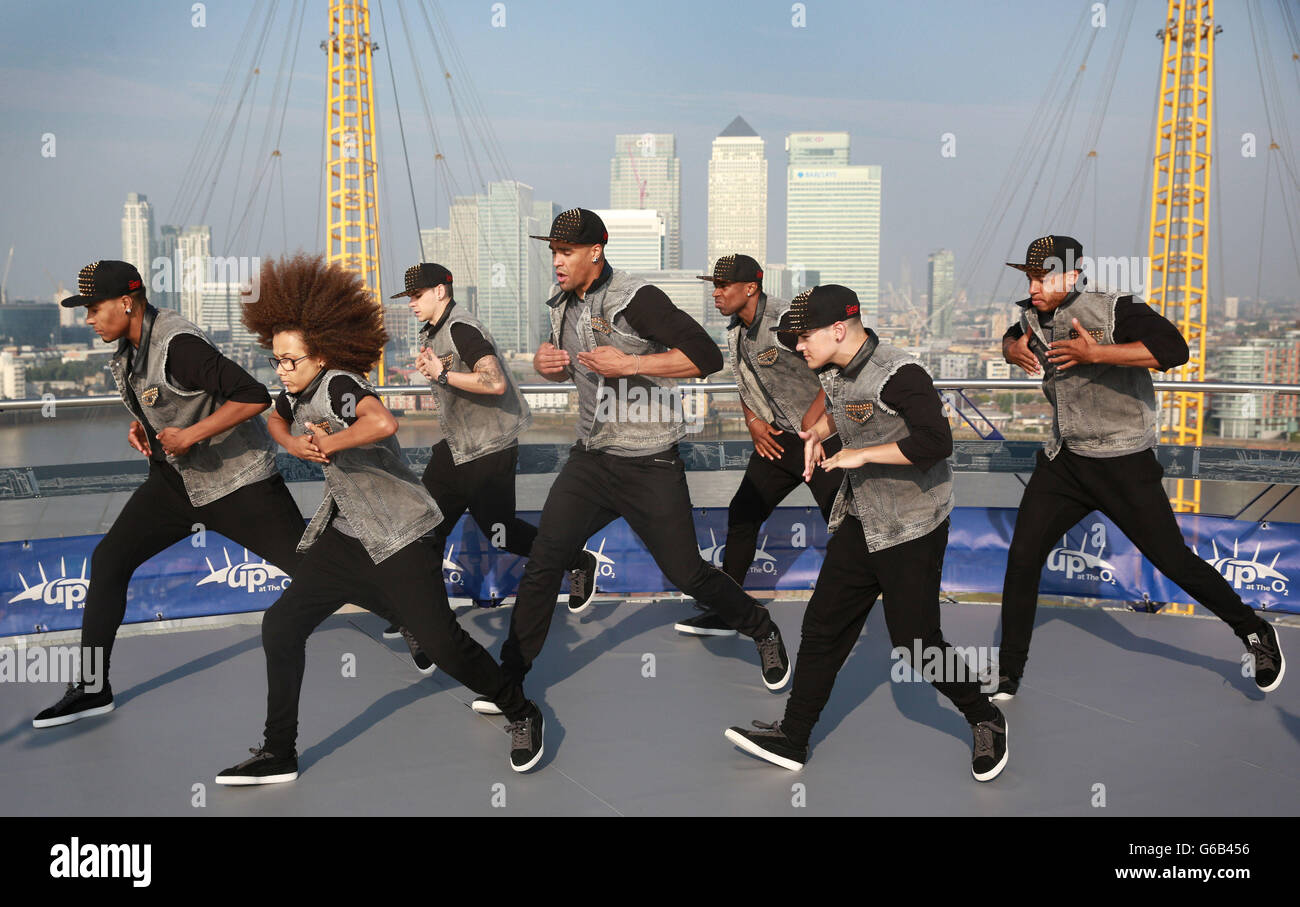 . La troupe de danse Diversity se produit sur le toit de l'O2 Arena de Londres lors du tournage du fruit Shoot Skills Awards de Nickelodeon, qui se produit le dimanche 8 septembre à 17 h sur Nickelodeon. Banque D'Images