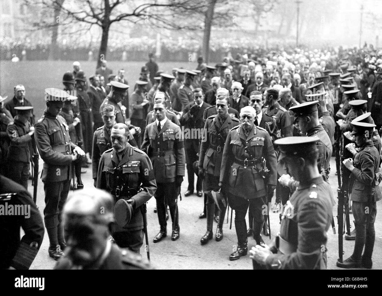 Le roi George V arrivant à l'abbaye de Westminster, pour l'enterrement du héros inconnu; le soldat britannique inconnu qui représente tous les guerriers tombés de la première Guerre mondiale. Banque D'Images