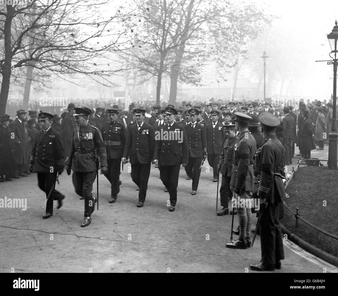 La Croix de Victoria est une personne de la Marine, de l'Armée et des Marines royales qui suit le corps du Warrior inconnu alors que le cortège arrive à l'abbaye. Banque D'Images