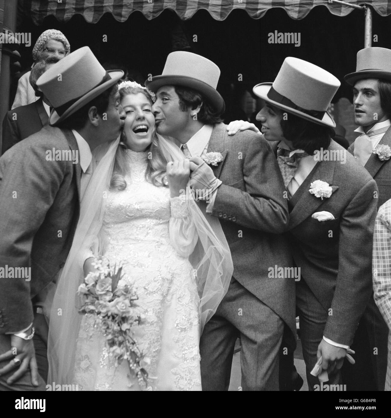 Mariée Beverley Wise et marié Lawrence Swycher, tous deux 22, avec les comédiens Mike Winters (deuxième à droite) et Bernie Winters (gauche) à la synagogue West End à St Petersburgh place, Londres. Beverley est la nièce du duo comique. Banque D'Images