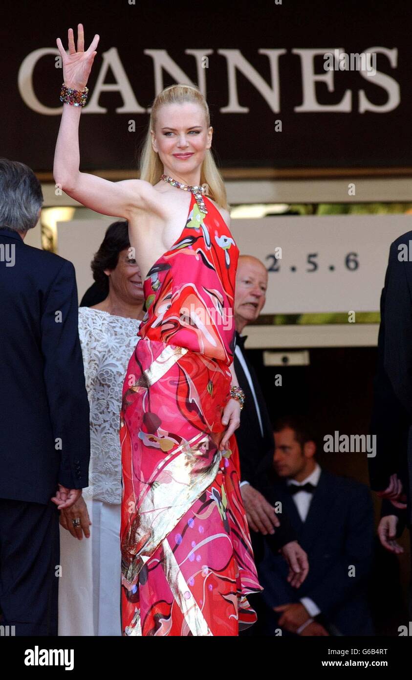 L'actrice Nicole Kidman arrive pour la première de son nouveau film 'Dogville' au Palais des Fastival lors du 56e Festival de Cannes, France. Banque D'Images