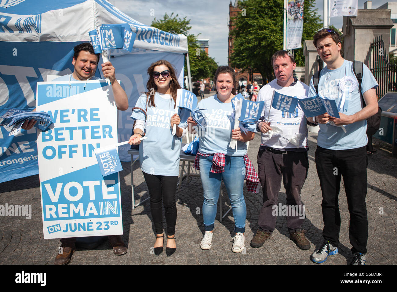 Belfast, Royaume-Uni. 23 Juin, 2016. La campagne reste la distribution de tracts pendant le congé/UE restent référendum. Credit : Bonzo/Alamy Live News Banque D'Images