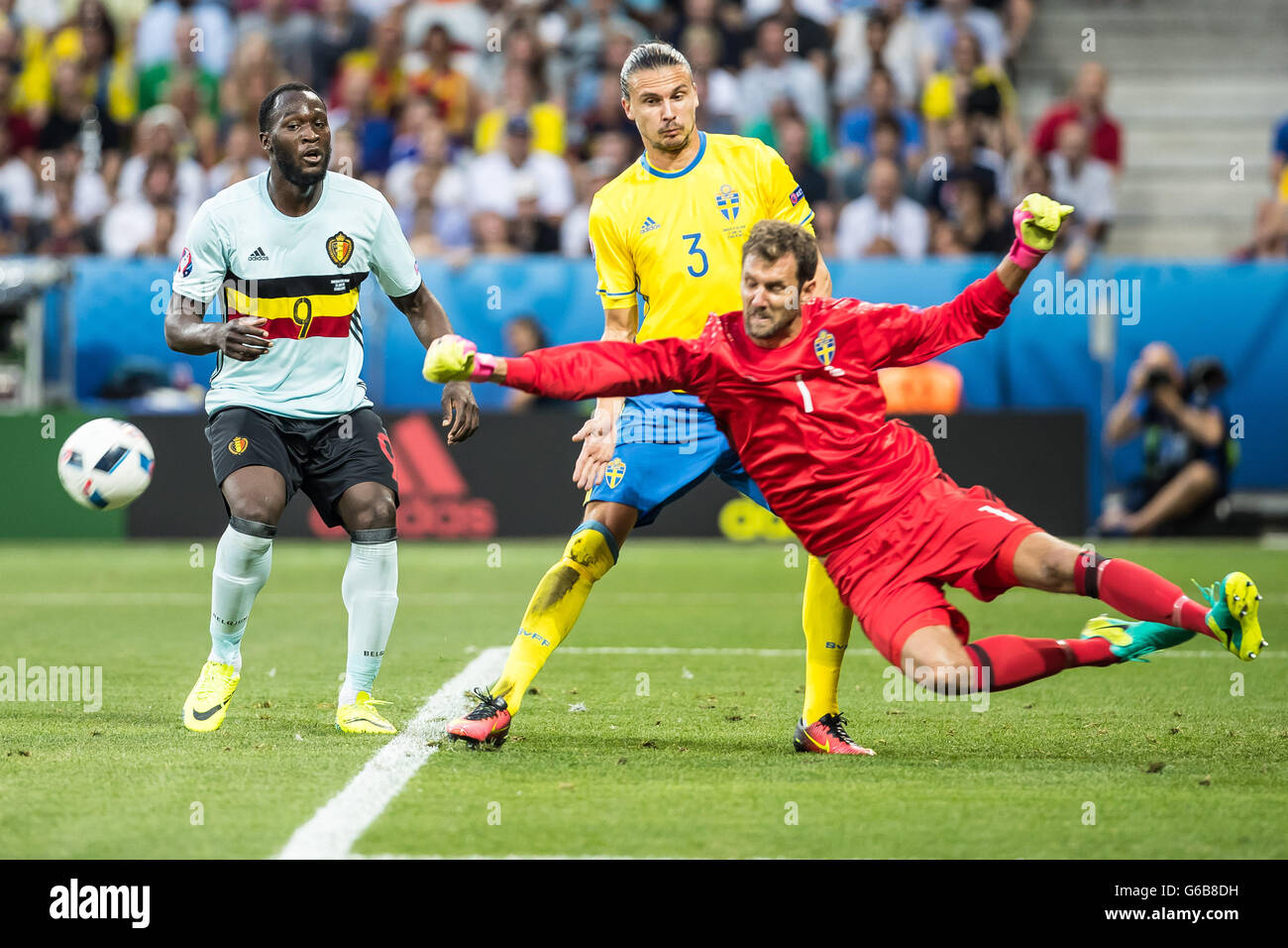 22.06.21016. Nice, France. Championnats d'Europe de football de l'UEFA, phase de groupe. La Belgique et la Suède. Andreas Isaksson (SWE), Romelu Lukaku (BEL), Erik Johansson (SWE) Banque D'Images