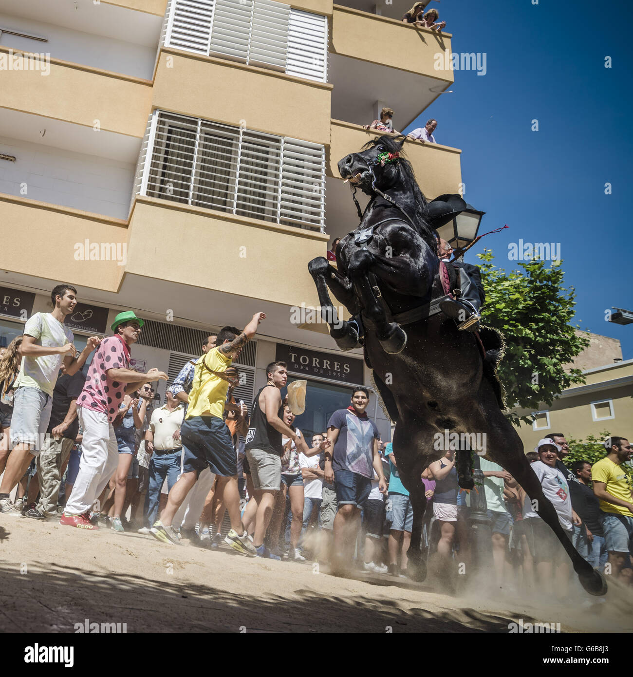 Ciutadella De Menorca, Baléares, Espagne. 23 Juin, 2016. Riders parade dans les rues suivie par la foule essayant de toucher les chevaux à la veille de la traditionnelle 'Sant Joan" (Saint John) festival à ciutadella de menorca © Matthias Rickenbach/ZUMA/Alamy Fil Live News Banque D'Images