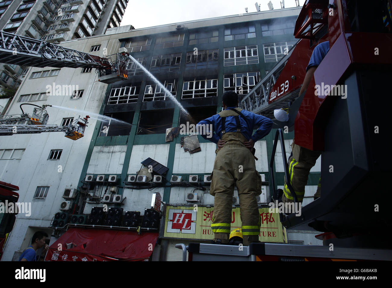 Un violent incendie éclate dans le bâtiment industriel à Hong Kong. L'incendie a éclaté le 21 juin et il est encore à brûler après 60 heures d'efforts pour mettre fin à l'incendie. Incendie persistant réclamés 2 morts et 10 pompiers blessés jusqu'à présent. Le pire incendie sur le territoire au cours des dernières années. Le 24 juin 2016. Hong Kong. 24 Juin, 2016. Liau Chung Ren/ZUMA © Liau Chung Ren/ZUMA/Alamy Fil Live News Banque D'Images