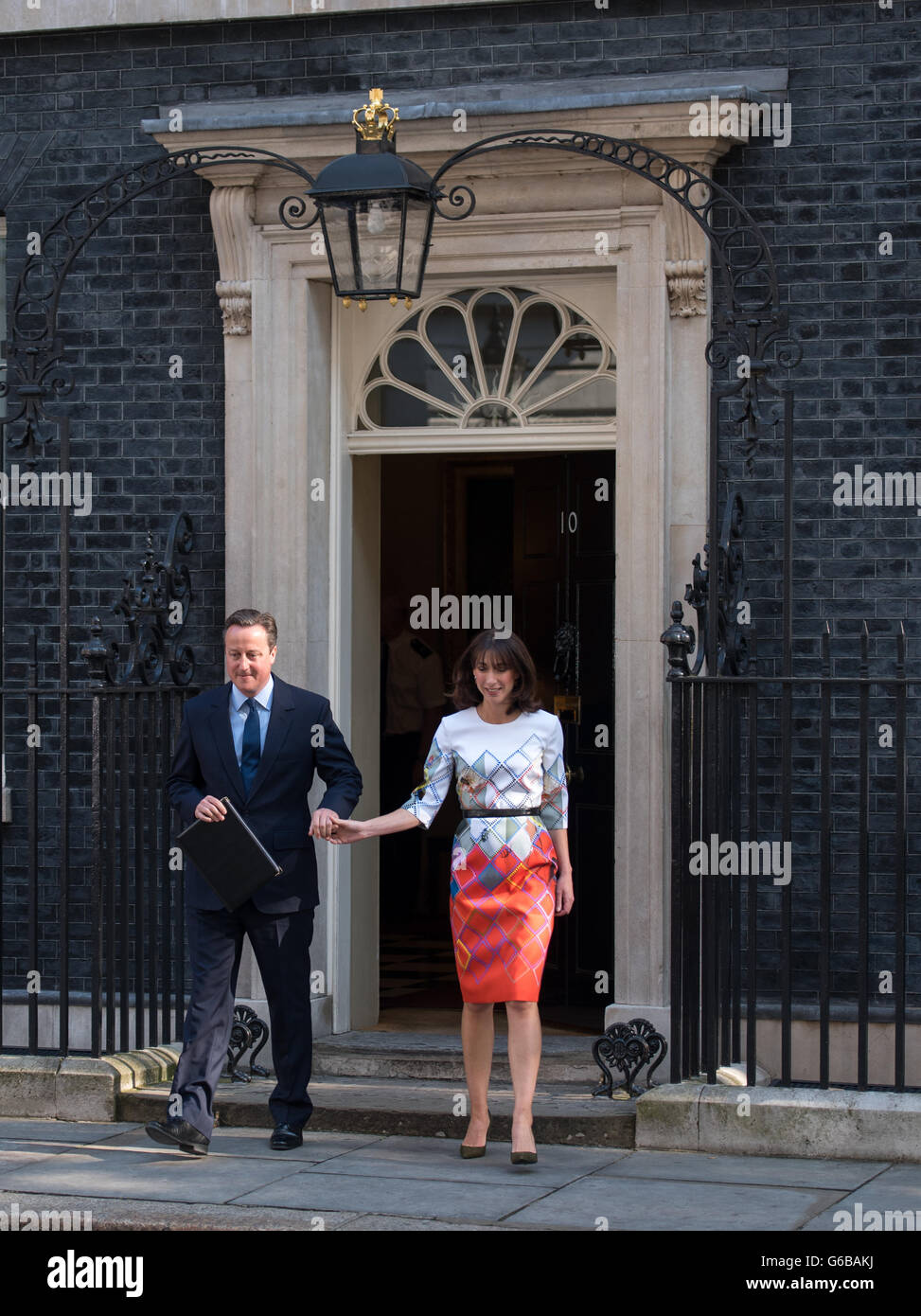 Londres, Royaume-Uni. 24 Juin, 2016. Le premier ministre David Cameron et Mme Cameron à l'extérieur de 10 Downing Street, comme le premier ministre se prépare à démissionner Crédit : Ian Davidson/Alamy Live News Banque D'Images