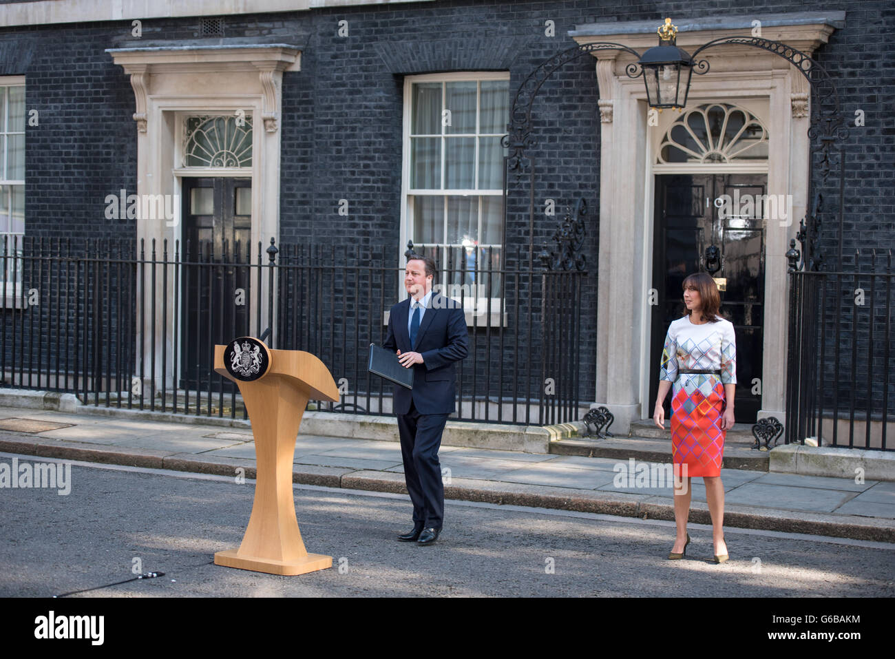 Londres, Royaume-Uni. 24 Juin, 2016. Le premier ministre David Cameron et Mme Cameron à l'extérieur de 10 Downing Street, démissionne en tant que le premier ministre se prépare à démissionner Crédit : Ian Davidson/Alamy Live News Banque D'Images