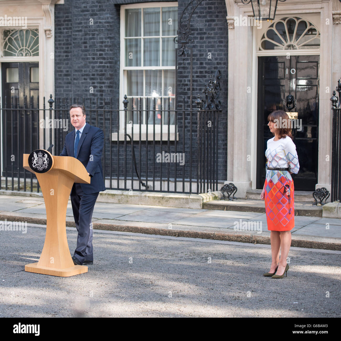 Londres, Royaume-Uni. 24 Juin, 2016. Le premier ministre David Cameron avec Mme Sam Cameron, à l'extérieur de 10 Downing Street, démissionne Crédit : Ian Davidson/Alamy Live News Banque D'Images