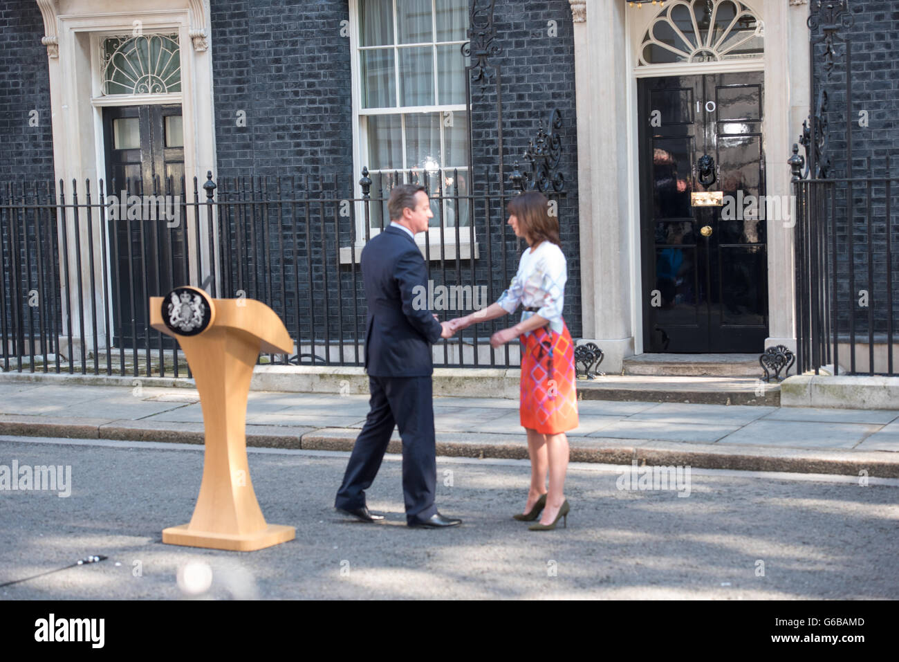 Londres, Royaume-Uni. 24 Juin, 2016. Le premier ministre David Cameron , à l'extérieur de 10 Downing Street, avec Mme Cameron suite à sa démission Crédit : Ian Davidson/Alamy Live News Banque D'Images