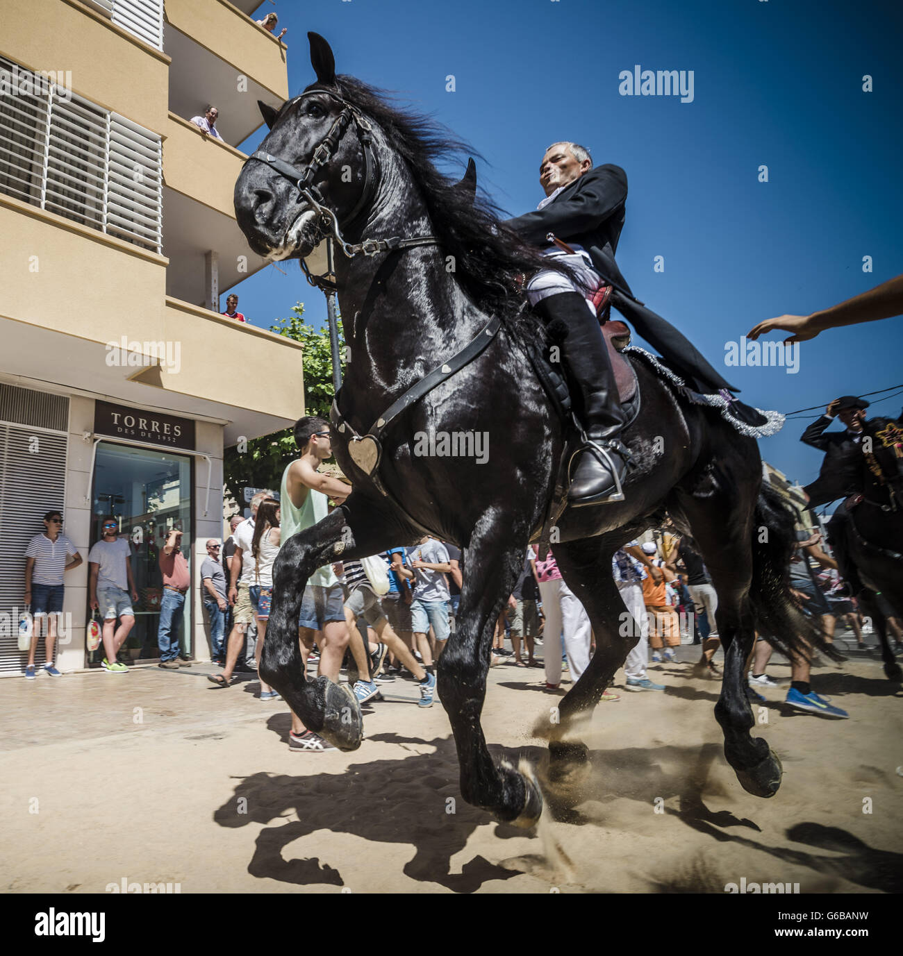 Ciutadella De Menorca, Baléares, Espagne. 23 Juin, 2016. Riders parade dans les rues suivie par la foule à la veille de la traditionnelle 'Sant Joan" (Saint John) festival à ciutadella de menorca Crédit : Matthias Rickenbach/ZUMA/Alamy Fil Live News Banque D'Images