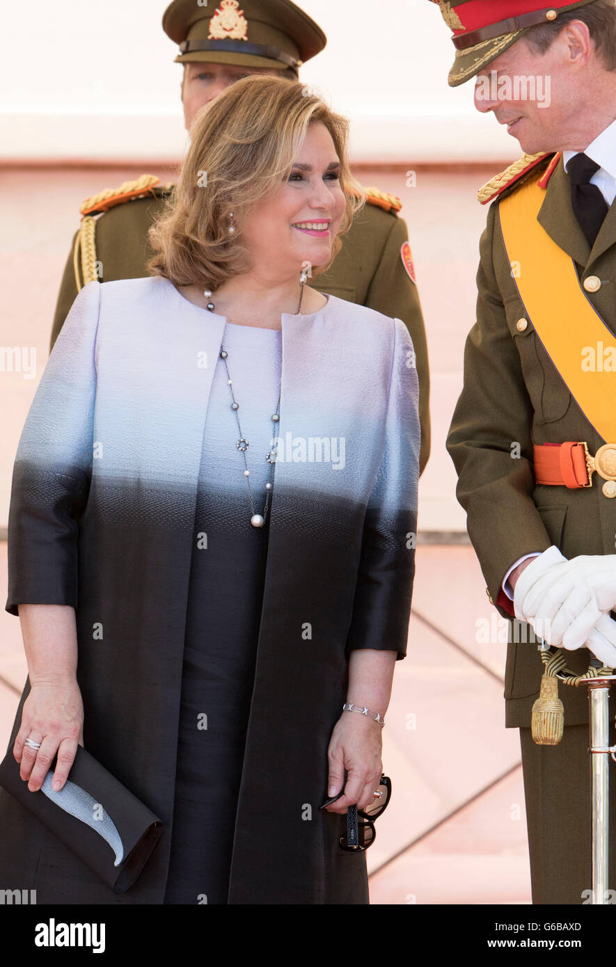 Luxembourg, 23-06-2016 Grand-duc Henri et de la Grande-Duchesse Maria Teresa, membres de la famille grand-ducale assister aux cérémonies de la fête nationale. Cérémonie officielle à la Philharmonie Luxembourg, défilé à l'avenue de la Liberté· et le Te Deum à la Cathédrale Notre-Dame de Luxembourg PRE/Albert Ph.van der Werf/Pays-Bas, OUTLuxembourg 23-06-2016 Grand-duc Henri et de la Grande-Duchesse Maria Teresa au cours d'un défilé des membres de la famille grand-ducale assister aux cérémonies de la fête nationale. Cérémonie officielle à la Philharmonie Luxembourg, défilé à l'avenue de la Liberté· et le Te Deum à la C Banque D'Images