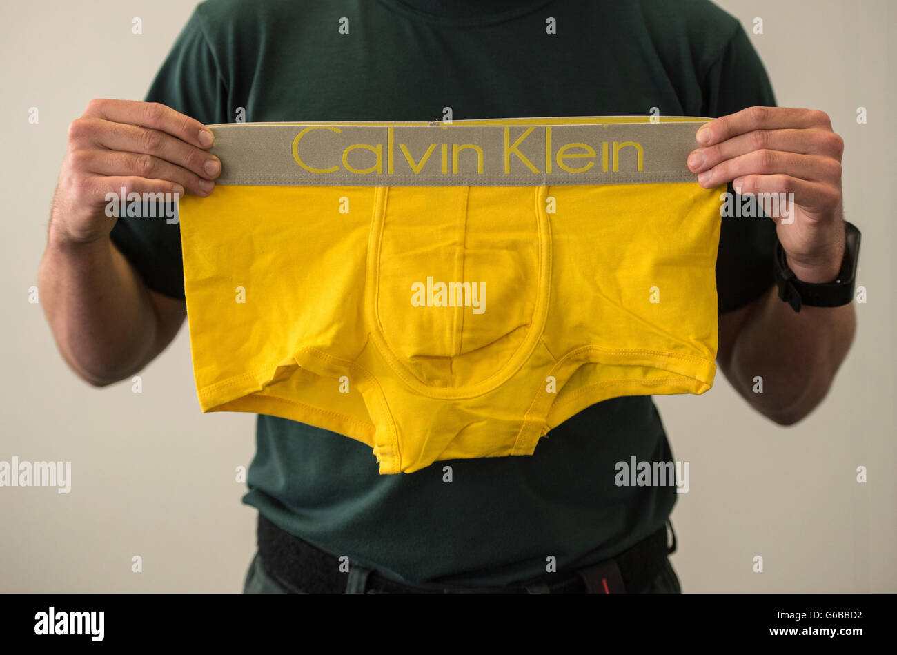 Un employé de l'office des douanes de Francfort présente faux Calvin Klein  lors d'une conférence de presse à Frankfurt am Main, Allemagne, 24 juin  2016. Les douaniers allemands a saisi 15,6 tonnes