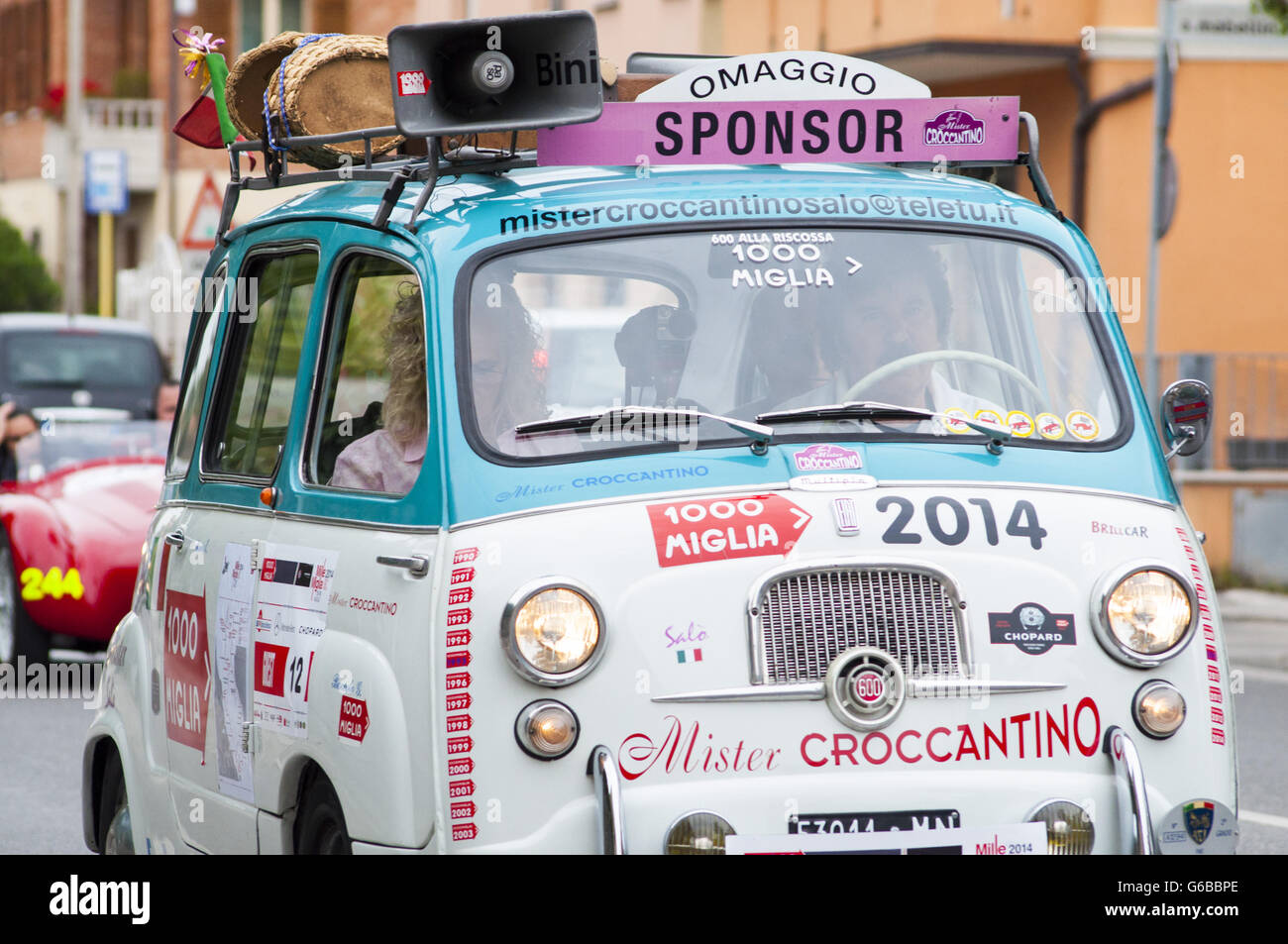 FANO, ITALIE - 16 MAI : Fiat 600 Multipla vieille voiture de course en rallye Mille Miglia 2014 la célèbre course historique italien (1927-1957 Banque D'Images